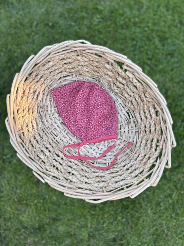 Lilleline punane bonnet nokaga